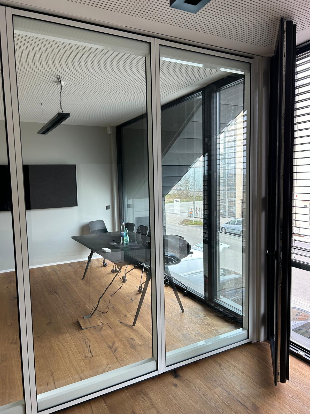 Endmontage der Vollglas Wandelemente